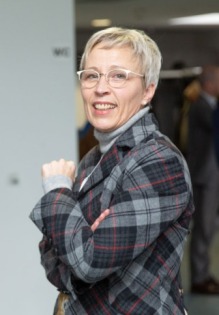 Dr. Susanne Kuhlendahl studierte Biologie in Würzburg und Bremen und promovierte an der University of Alabama in Birmingham/AL, USA. Sie arbeitete bei verschiedenen kleinen und mittelständischen Unternehmen und Agenturen im Bereich Marketing und Kommunikation für den Biotech-, Diagnostik- und Healthcare-Sektor. 2015 machte sie sich selbstständig und begleitet seither Unternehmen im Life-Science-Bereich bei strategischen und kommunikativen Fragestellungen mit ihrer Agentur Marcommotion.